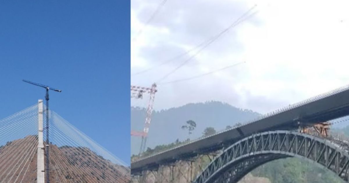 Now what started to look from an airplane in Kashmir that the passengers quickly get out of the window and stick to the window.